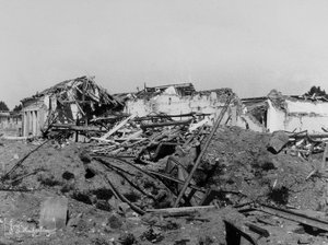 Bombardementene til Sermide: bygninger skadet under andre verdenskrig av Bayard and Bertall
