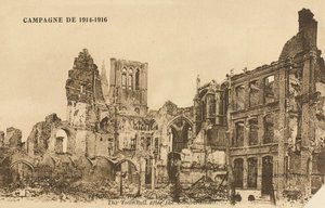 Hotel de Ville etter bombardementet, Ypres, 1915 av Belgian Photographer