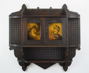 Hengende veggskap med keramiske plaketter, ca. 1890-tallet (svart valnøtt og keramikk) av Benn Pitman