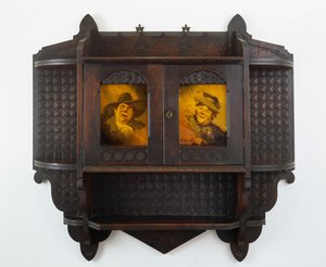 Hengende veggskap med keramiske plaketter, utskjæring tilskrevet Mary Madeline Nourse, plaketter til Artus van Briggle (1869-1904) 1887-99 (svart valnøtt og glasert leire) av Benn attr.to Pitman