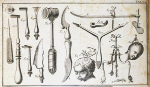 Kirurgisk bord som representerer ulike typer kirurgiske instrumenter, hammer, kamskjell, kniver, for fjerning av hjernen. Gravering av Benoit Louis Prevost (1735-1809) 1700-tallet