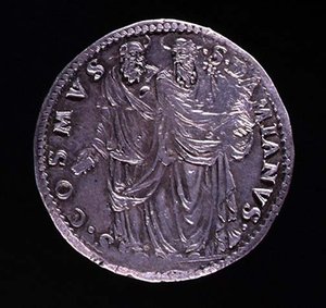 Bakside av sølvmynt som viser SS Cosimo og Damien som står og stirrer på hverandre. Innskrift: S. COSMVS S. DAMIANVS, preget 1532-1537 (for forside se 108641) av Benvenuto Cellini