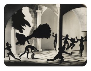 Fantastiske figurer, muligens 1920-tallet (gelatinsølvtrykk) av Bernard Alfieri