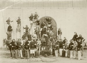 Et gruppeskudd av brannmenn ved Zichron Yaacov, ca. 1898-1900 av Bernard Edelstein