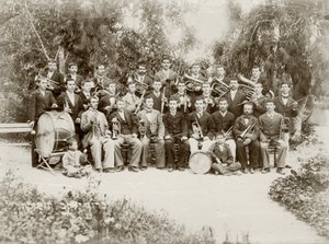 Orkestergruppen ble skutt på Zichron Yaacov, ca. 1898-1900 av Bernard Edelstein