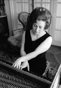 Huguette DREYFUS av Bernard Perrine