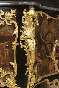 Louis XV-kommode, ca. 1740 (ormolu-montert kinesisk svart, polykrom og forgylt lakk, serpentin, marmor og vernis)