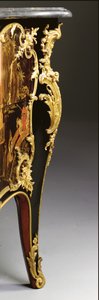 Louis XV-kommode, ca. 1740 (ormolu-montert kinesisk svart, polykrom og forgylt lakk, serpentin, marmor og vernis)