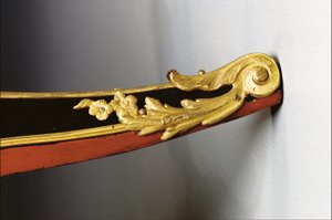 Louis XV-kommode, ca. 1740 (ormolu-montert kinesisk svart, polykrom og forgylt lakk, serpentin, marmor og vernis)