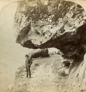 Mann på en klippe med utsikt over Nærøyfjord, Sogne, Norge. av Bert Underwood