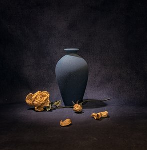 Stilleben med mørkeblå rose av Betty Liu