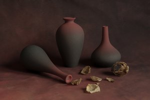 Elegant keramikk-stilleben av Betty Liu