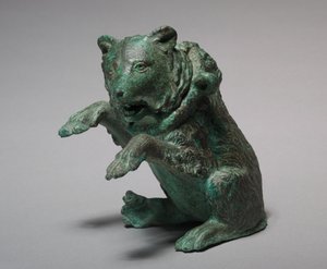 Oljeampulle i form av en dansende bjørn, 3. århundre (bronse)