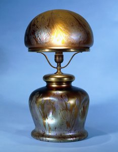 En sjelden Loetz messingmontert bordlampe (glass med gullmetallisk glans og bronse)