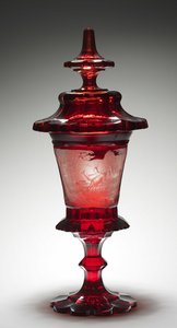Dekket kopp, midten av 1800-tallet (rubinglass med gravert dekor)