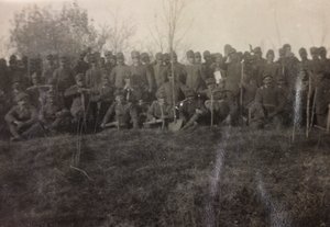 Album av første verdenskrig i Friuli-Venezia Giulia: gruppeportrett av soldatene fra infanteriet 112.mo med spader nær elvetårnet av Bourbon Del Monte