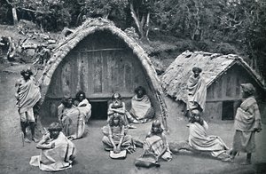 Et Toda-hjem i en innfødt landsby, India, 1902 av Bourne and Shepherd