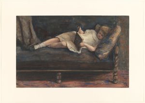 Jente leser, ligger på en sofa