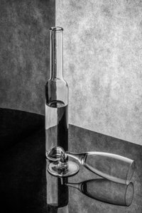 Svart-hvitt glass-stilleben av Brig Barkow