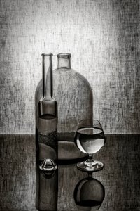 Refleksjoner av glassflasker av Brig Barkow