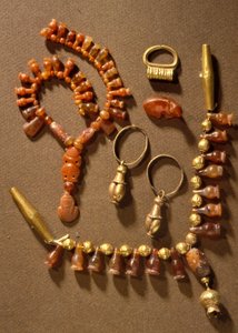 Smykker, kanaanittisk, fra Deir al-Balah, Gaza, ca. 1300-tallet f.Kr. (gull og edelstener)