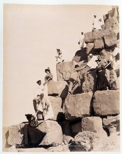 Klatring i en pyramide av turister - fotografering av Zangali-brødrene, sent på 1800-tallet