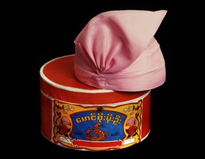 Hatt og hatteboks (tekstil) av Burmese School