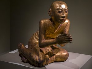Munk kneler i bønn. Burma