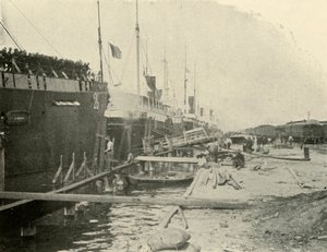 Ved kaien, 10. juni, spansk-amerikansk krig, 1898, 1899. av Burr McIntosh