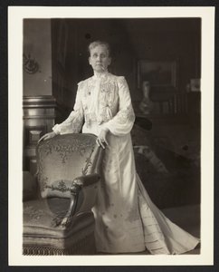Mrs John Arbuckle, ca. 1900-10 (s/hvitt-bilde) av Burr William McIntosh