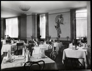 En spisestue på Hotel Majestic, 1916 eller 1917 (sølv gelatintrykk) av Byron Company