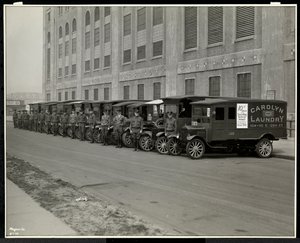 En linje med leveringsbiler parkert utenfor Carolyn Laundry på 111 East 128th Street, East Harlem, New York, 1929 (sølv gelatintrykk) av Byron Company