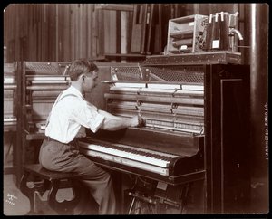 En mann som arbeider i Harrington Piano Co.-fabrikken, 1907 (sølv gelatintrykk)