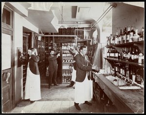 Et pantry på Hotel Manhattan, 1902 (sølv gelatintrykk)