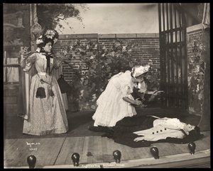 En scene fra en amatørproduksjon av et skuespill med tittelen Angelina, The Orphaned Heiress presentert på Barnard College, New York (sølv gelatintrykk)