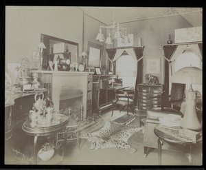 En stue i hjemmet til dramatikeren Henry Martyn Blossom, på 23 East 30th Street, New York, 1908 (sølv gelatintrykk) av Byron Company