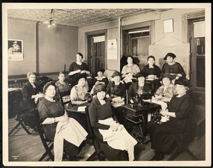 En sysirkel for kvinner på 115 East 101st Street, East Harlem, New York, 1920 (sølv gelatintrykk)