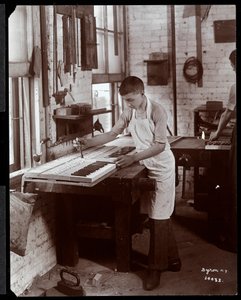 En ung mann som arbeider i Harrington Piano Co.-fabrikken, 1907 (sølv gelatintrykk)