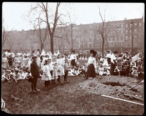 Voksne og barn holder flagg stående rundt et nygravd hull for et treplanting på Arbor Day i Tompkins Square Park, New York, 1904 (sølv gelatintrykk)