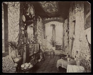 En utsmykket stue i Blakely Hall-residensen på 11 West 45th Street, New York, 1896-98 (sølv gelatintrykk) av Byron Company