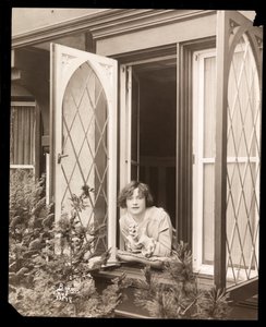 Anne Murdock at Home, ca. 1915 (sølv gelatintrykk) av Byron Company