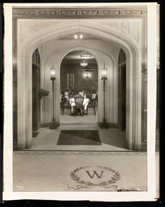 Buegang som fører inn til spisestuen til Hotel Woodward, Broadway og 55th Street, New York, 1920 (sølv gelatintrykk) av Byron Company