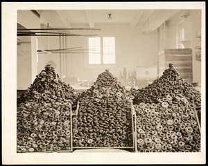 Binger med smultringer for Frelsesarmeen på Hotel Commodore, 1919 (sølv gelatintrykk) av Byron Company