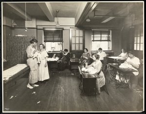 Blinde unge kvinner og en lærer som syr i et klasserom ved New York Association for the Blind, 111 East 59th Street, New York, 1921 (sølv gelatintrykk)