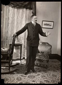 Charles Hawtrey i leiligheten hans i Holland House på Fifth Avenue, New York, 1901-2 (sølvgelatintrykk) av Byron Company