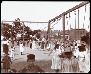 Barn som svinger på Hudson Bank Gymnasium and Playground, 53rd Street og 11th Avenue, New York, 1898 (sølv gelatintrykk)