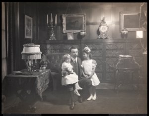 Clarence Mackay med barna sine i biblioteket i Harbor Hill, i Roslyn, Long Island, ca. 1905 (sølv gelatintrykk)