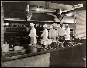 Kokker ved slaktekyllingen på kjøkkenet på Hotel Commodore, 1919 (sølv gelatintrykk)