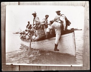Kopifotografi av et tidligere bilde av Naval Reserves på Fishers Island, New York med en gruppe sjømenn i en robåt, 1898 (sølv gelatintrykk)
