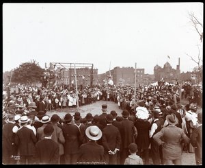 Folkemengde som ser på en polevaulter på Hudson Bank Gymnasium and Playground, 53rd Street og 11th Avenue, New York, 1898 (sølv gelatintrykk)